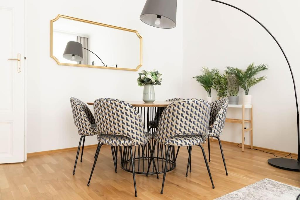 Franz 23 - Typical Viennese Apartment In The Heart Of Відень Екстер'єр фото