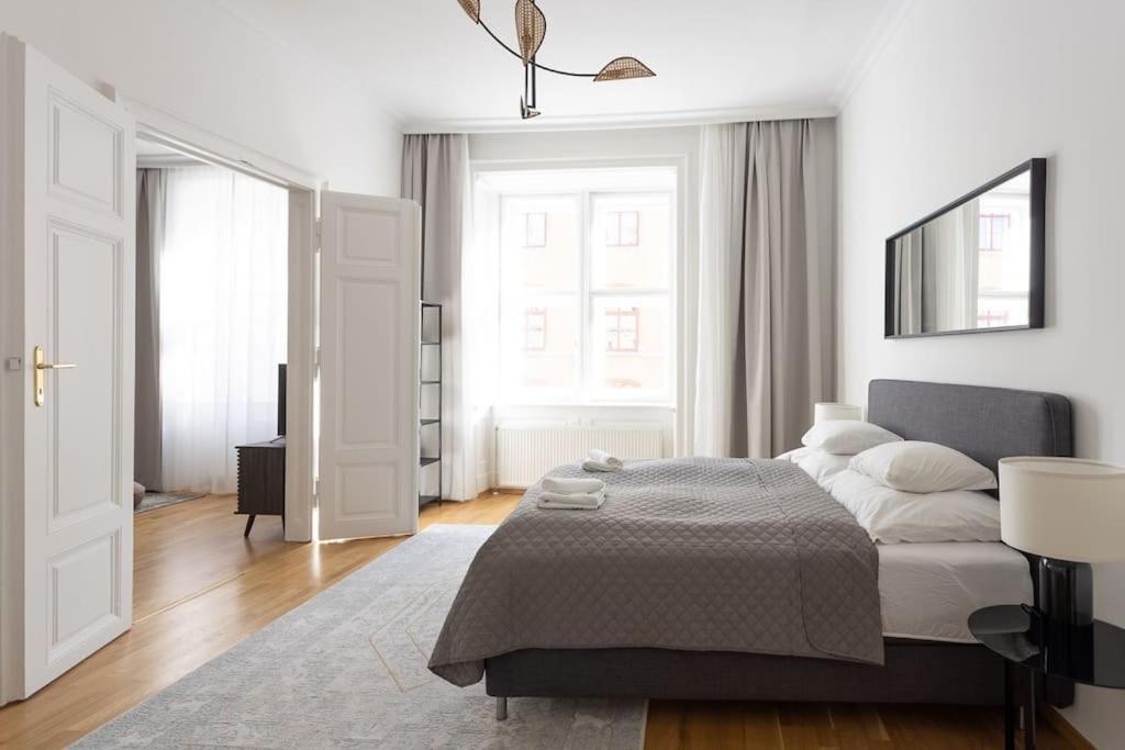 Franz 23 - Typical Viennese Apartment In The Heart Of Відень Екстер'єр фото